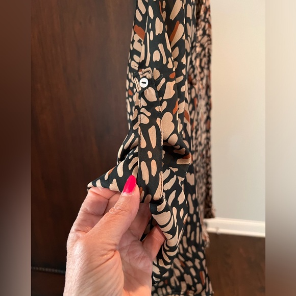 Vici- V-Neck Blouse with Roll-Up Sleeves - Picture 5 of 5